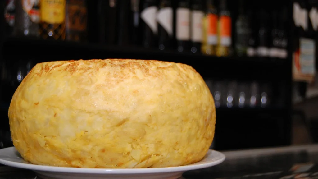 Tortilla de patatas en el bar santos de Córdoba. Un plato típico de Córdoba que tienes que probar.